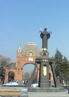 Достопримечательности г.Краснодара возле здания Фонда - Триумфальная арка и памятник Св.Екатерине